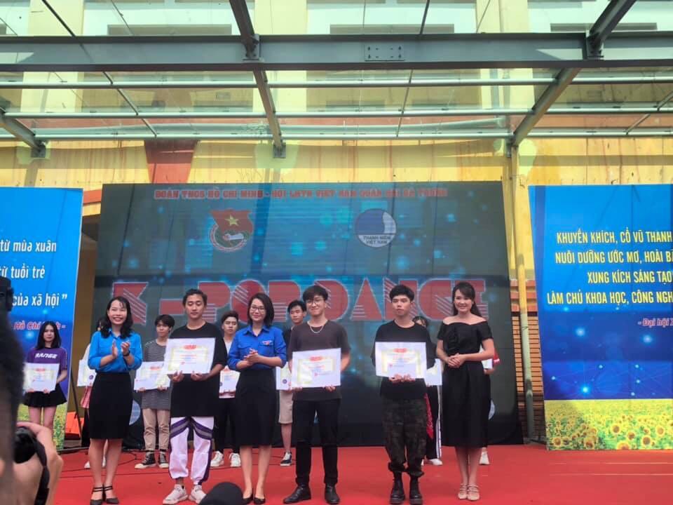 Nhóm nhày học sinh trường THPT Trần Nhân Tông đoạt giải nhì K-Pop Dance tại chương trình điểm hẹn thanh niên quận HBT.