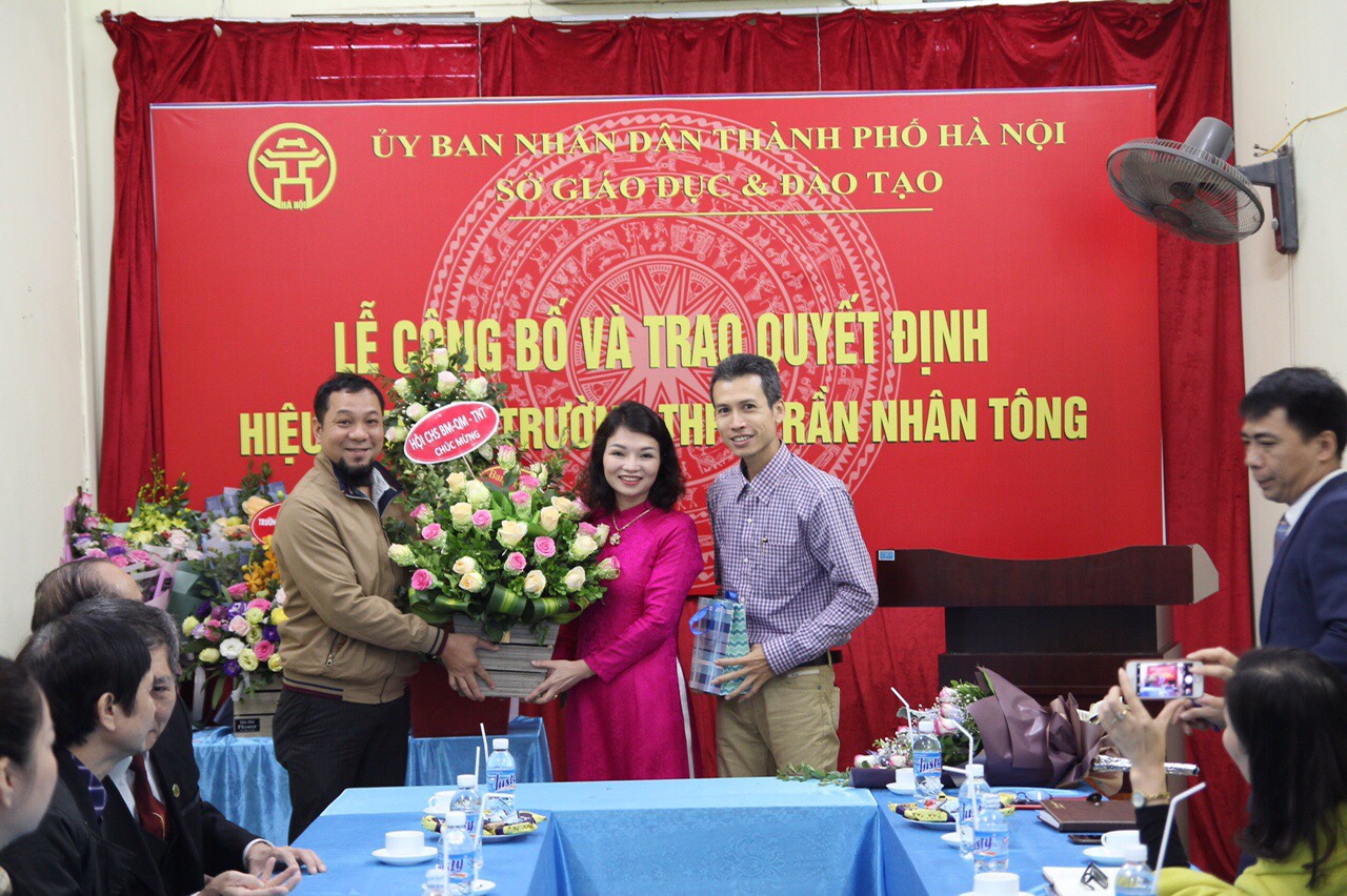 Trao quyết định bổ nhiệm chính thức chức danh Hiệu trưởng trường THPT Trần Nhân Tông