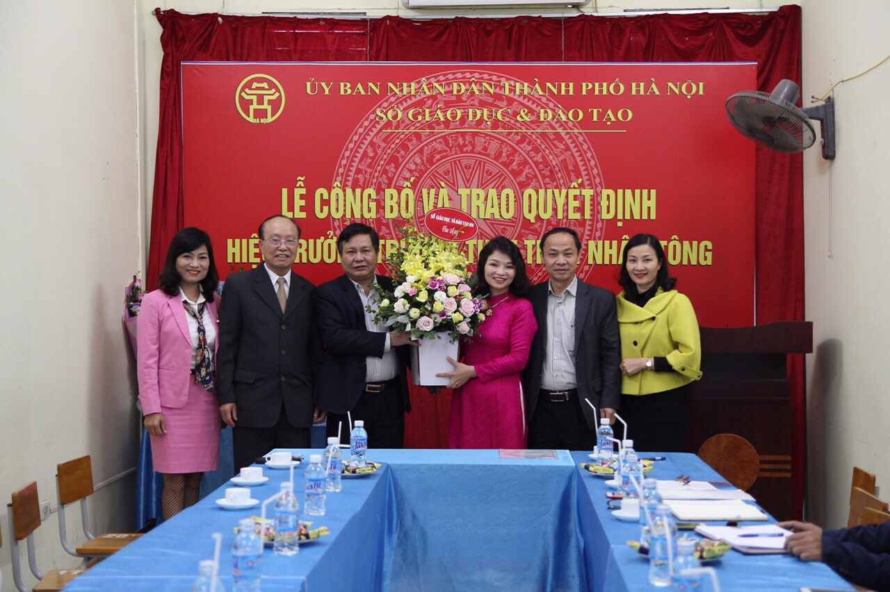 Trao quyết định bổ nhiệm chính thức chức danh Hiệu trưởng trường THPT Trần Nhân Tông